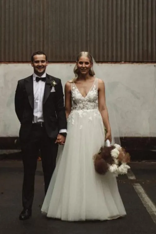 A Line V Neck Sleeveless Tulle Beach Wedding Dress with Lace Appliques UQ2551